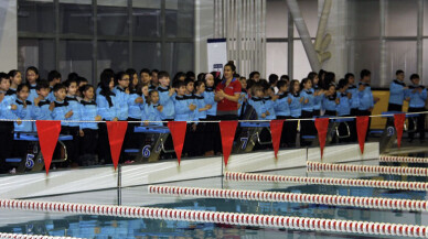 Spor Okulları yüzme branşı öğrencilerinden gövde gösterisi