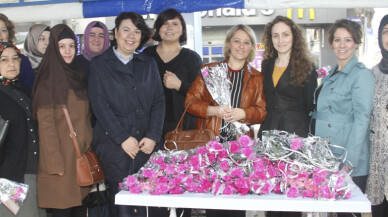 Kadınlara karanfil süprizi