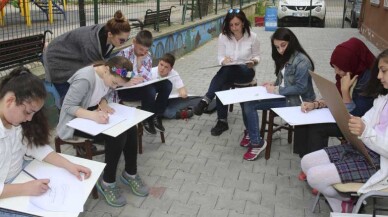 Adapazarı Bilgievi öğrencileri Sanat Günü’nü sokakta kutladı