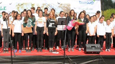 Doğa Okulları Tarihi köprüde konser verdi