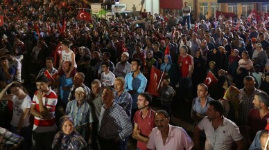 Binlerce Kaynarcalı Demokrasi Nöbetinde