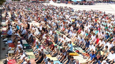 Binler Demokrasi Meydanı’nda Saf Tuttu