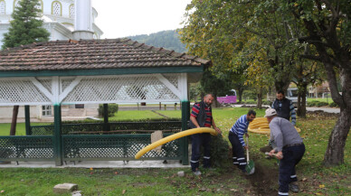 Kırkpınar Merkez Camii'nin bahçe düzenlemesi yapılıyor