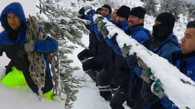 Buz yükü direkler arasındaki iletkenleri kopartıyor