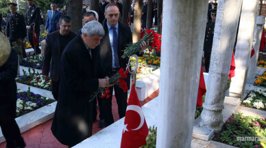 Karaosmanoğlu, Şehit mezarlarına karanfil bıraktı