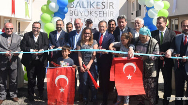 Balıkesir'de evler davul-zurna ile yıkıldı