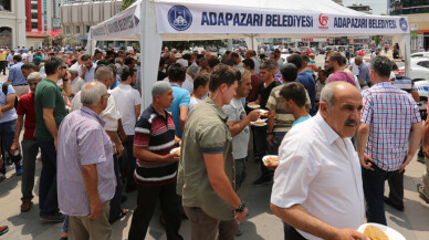 Adapazarı'nda Cuma Namazı çıkışı irmik helvası dağıtıldı