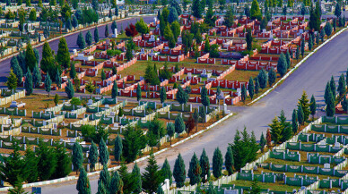 Mezarlıklar bayrama hazır