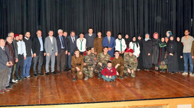 Kırmızı Çizgi' tiyatro gösterisi izleyicilere duygu dolu anlar yaşattı