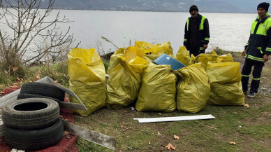 Sapanca Gölü kıyısından 250 torba çöp toplandı