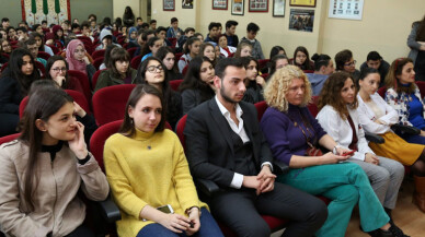 Tiyatrocular, öğrencilerle tecrübelerini paylaştı