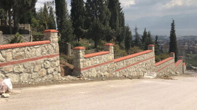 17 Ağustos Deprem Şehitliği taş duvarla çevreleniyor