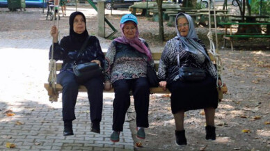 Yaşlılar şehrin güzelliklerini keşfediyor
