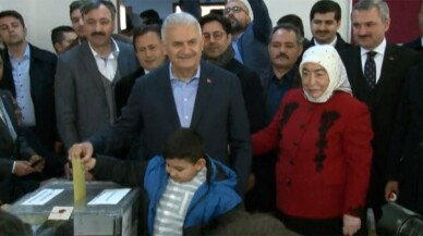 AK Parti İstanbul Büyükşehir Belediye Başkan Adayı Binali Yıldırım, Tuzla’da oyunu kullandı