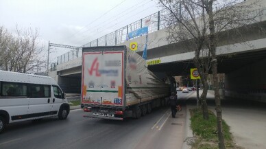 Bakırköy’de önce tır, ardından tur otobüsü alt geçide sıkıştı