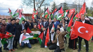 Filistinli öğrenciler SAÜ’de zeytin fidanı dikti