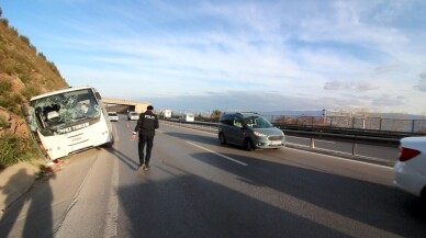 Kontrolden çıkan midibüs, yol kenarındaki kayalık alana yan yattı: 1 yaralı