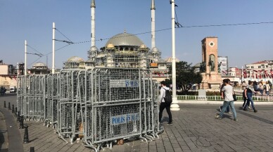 1 Mayıs öncesi Taksim’e polis bariyerleri getirildi