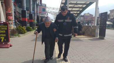 Güvenlik görevlisi yaptığı örnek hareketle alkış aldı