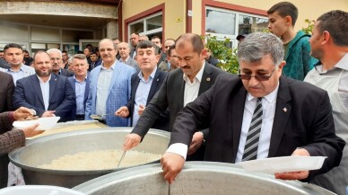 Belediye Başkanı kendi elleriyle halka yemek dağıttı