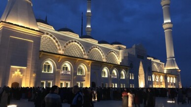 Büyük Çamlıca Camii’nde tarihi kalabalık