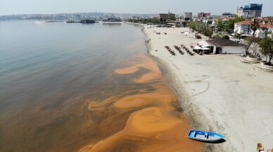 Büyükçekmece’de turuncuya dönen deniz, havadan görüntülendi