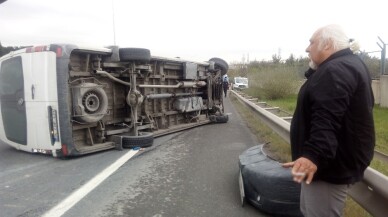 Hasdal yolu üzerinde bariyerlere çarpan servis aracı devrildi