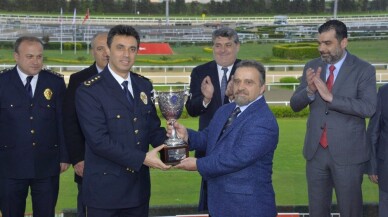 İstanbul Emniyet Müdürlüğü Koşusunu ‘Kızıl Tüy’ isimli 1 numaralı at kazandı