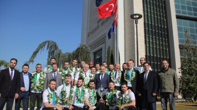 Kupayı Bursa’ya getirdiler, başkan onları kapıda karşıladı...