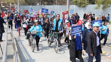 Mavileri giyip, otizme farkındalık için yürüdüler