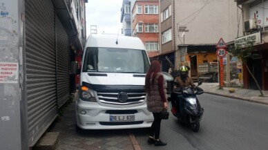 Minibüs kaldırma park edince vatandaşlar zor anlar yaşadı