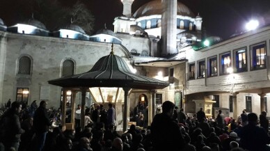 Miraç Kandili’nde vatandaşlar Eyüpsultan Camii’ne akın etti