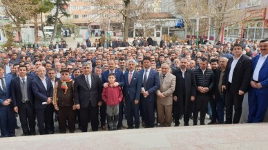 Miting gibi bir törenle göreve başladı