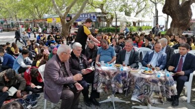 Öğrenciler, Cumhuriyet meydanında kitap okudular