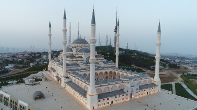 Cuma günü resmi açılışı yapılacak Çamlıca Cami’inin son hali havadan görüntülendi