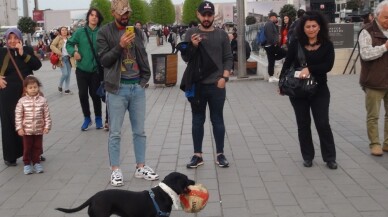 (Özel) Taksim’de hünerlerini sergileyen köpek, vatandaşların ilgi odağı oldu