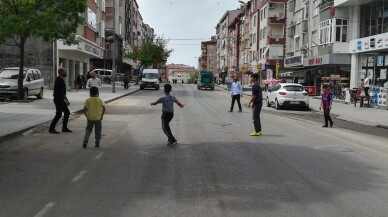 1 Mayıs kutlamaları için caddenin trafiğe kapatılması çocuklara yaradı