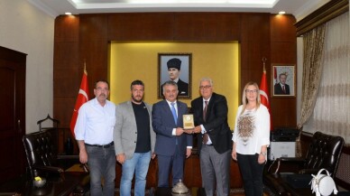 Ayvalıklı esnaflardan Vali Yazıcı ve Başkan Yılmaz’a plaket