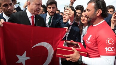 Bandırma Vapuru rotasında kürek çektiler, Türk bayrağını Cumhurbaşkanı Erdoğan’a ulaştırdılar