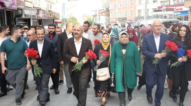 Başkan Büyükgöz’den Gebzeli annelere çiçek hediye etti