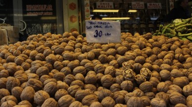 Bayram yaklaştı, pazarda tezgahlar cevizle doldu taştı