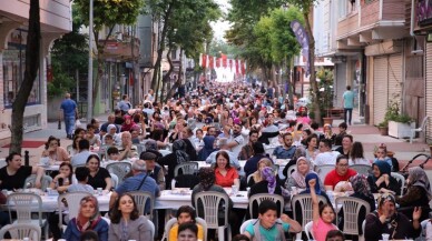 Bayrampaşa Belediyesi on binlerce komşuyu iftarda buluşturdu