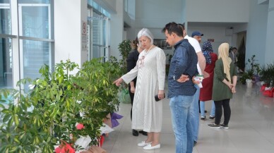 Belediye başkanına gelen çiçekler satıldı