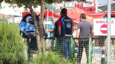 Belediye pazarı kamyonlarla kapattı, esnaf mallarını yaktı