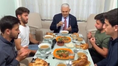 Binali Yıldırım, öğrencilerle birlikte iftar yaptı