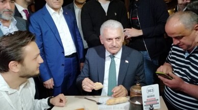 Binali Yıldırım sahurda vatandaşlarla bir araya geldi