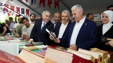 Binali Yıldırım Sultanahmet Meydanı’ndaki kitap fuarını gezdi