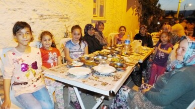 Burhaniye’ de dedelerinden kalma toplu iftar geleneklerini yaşatıyorlar