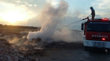 Burhaniye’de çöplük yangını korkuttu