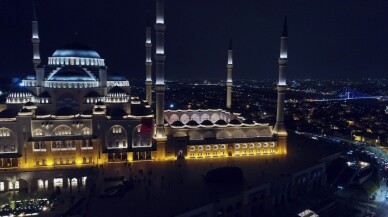 Büyük Çamlıca Camii’nde ilk teravih namazında havadan görüntülendi